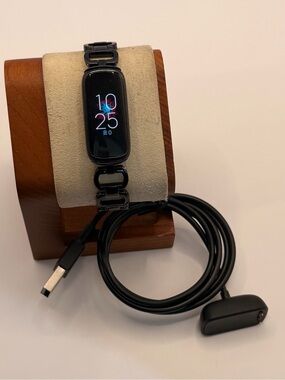 Fitbit Luxe, Tested, Charger Included, Black/braclet Band, Good